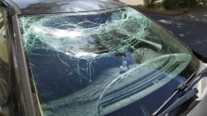 വിൻഡ്‌ഷീൽഡ് പൊട്ടലിന് പിന്നിലെ കാരണങ്ങൾ!  ഈ അഞ്ച് കാര്യങ്ങൾ ശ്രദ്ധിക്കുക